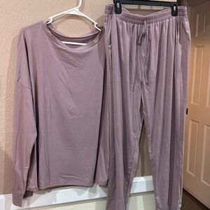 Brand new women’s size 1-2x beautiful color lilac lightweight jogger set